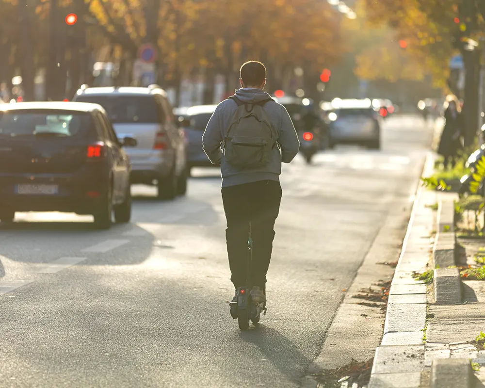 Jeune homme sur une trottinette éléctrique